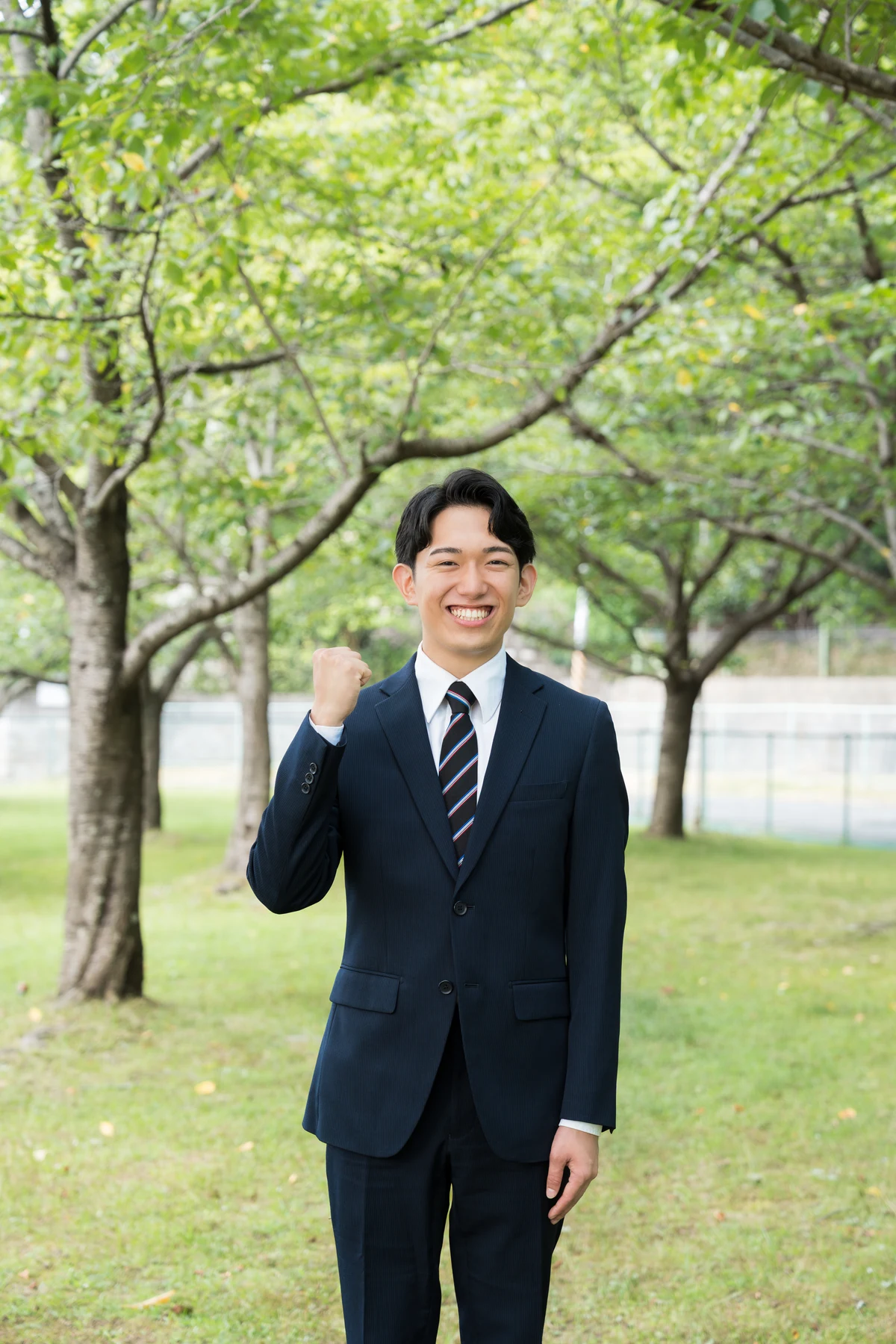 笑顔で拳を上げる岡田りょう