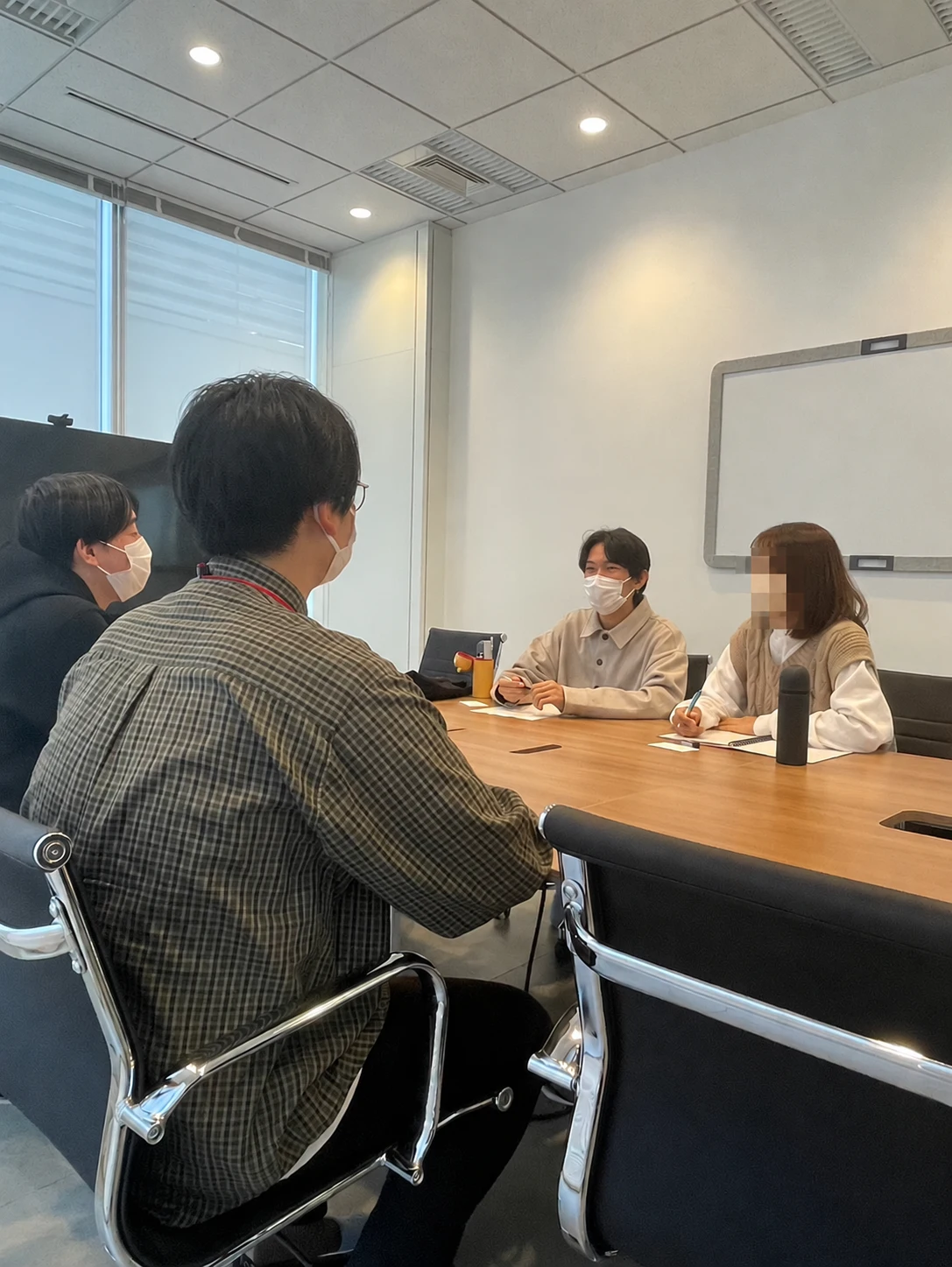 和歌山県内の企業を取材する様子。右側の女性の顔にはモザイクを施しています。