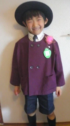 幼稚園の制服を着た子どものころの写真