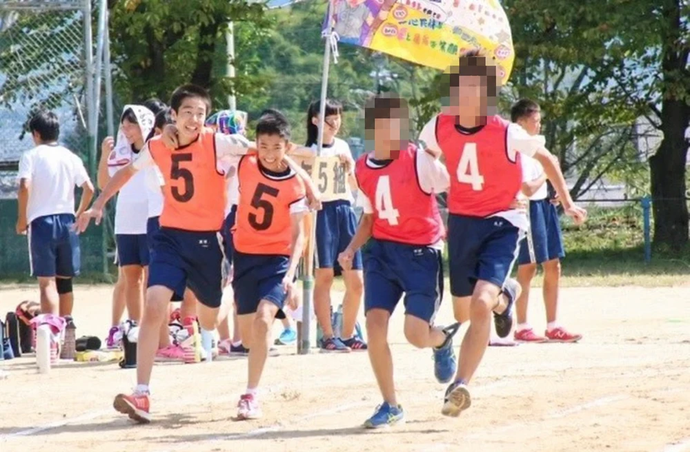 郡山中学での最後の体育祭。右側の赤いビブスの2人の顔はモザイク処理済み